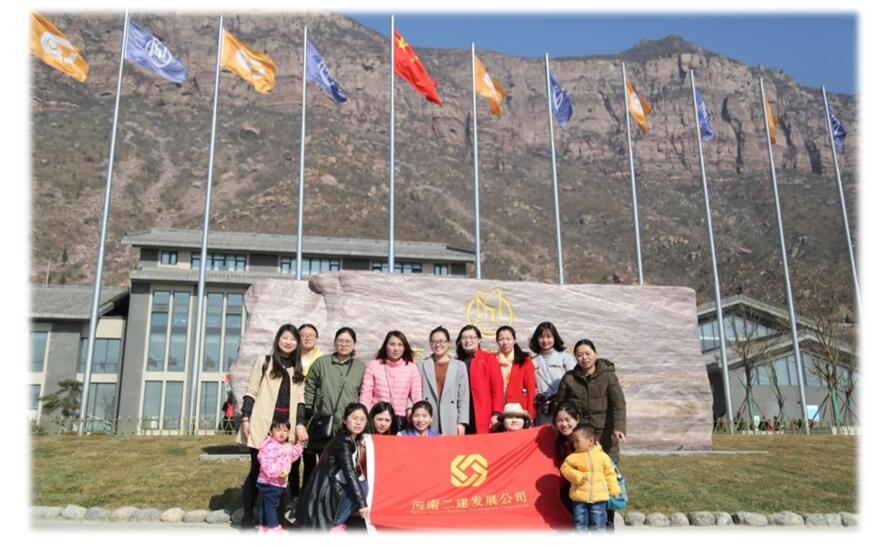 登山享旖旎春光，攜手秀發(fā)展麗人