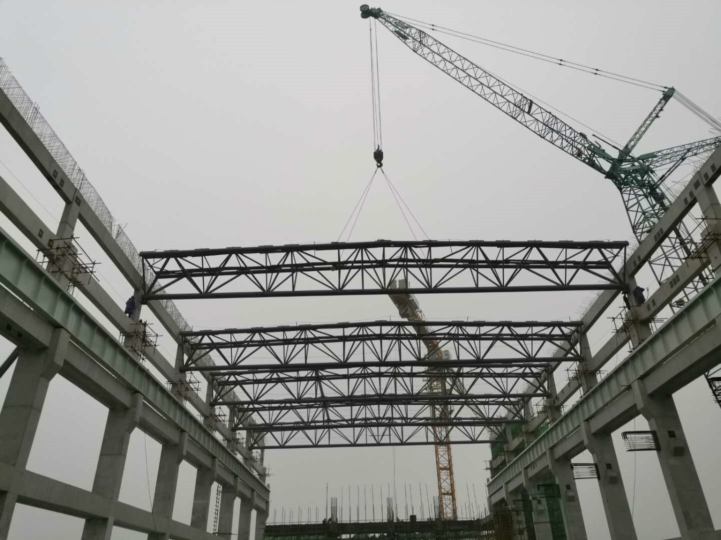 永州電廠(chǎng)#1機(jī)組吊車(chē)梁和管桁屋架吊裝作業(yè)順利完成