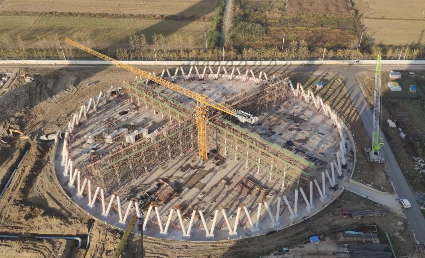 華潤(rùn)仙桃電廠#2冷卻塔預(yù)制人字柱吊裝圓滿(mǎn)完成